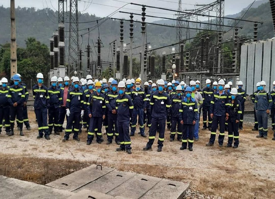 Equipe da Energize Service reunida em subestação elétrica